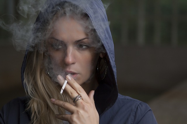 dívka s cigárem