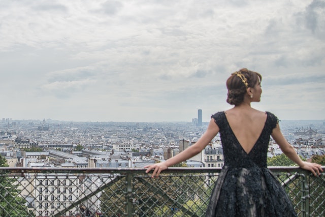žena se dívá na Paříž z vyhlídky